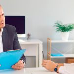 Obstáculos que enfrentan los jóvenes al buscar empleo hoy (y qué capacidades los llevarán al éxito, según un experto de LinkedIn)